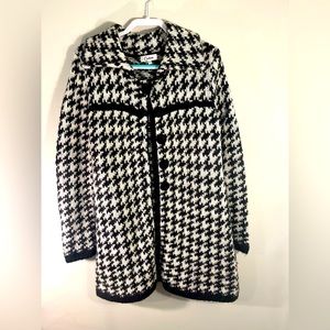 Vintage Carducci cardigan. Size M. Worn TWICE! Very warm and classic sweater.